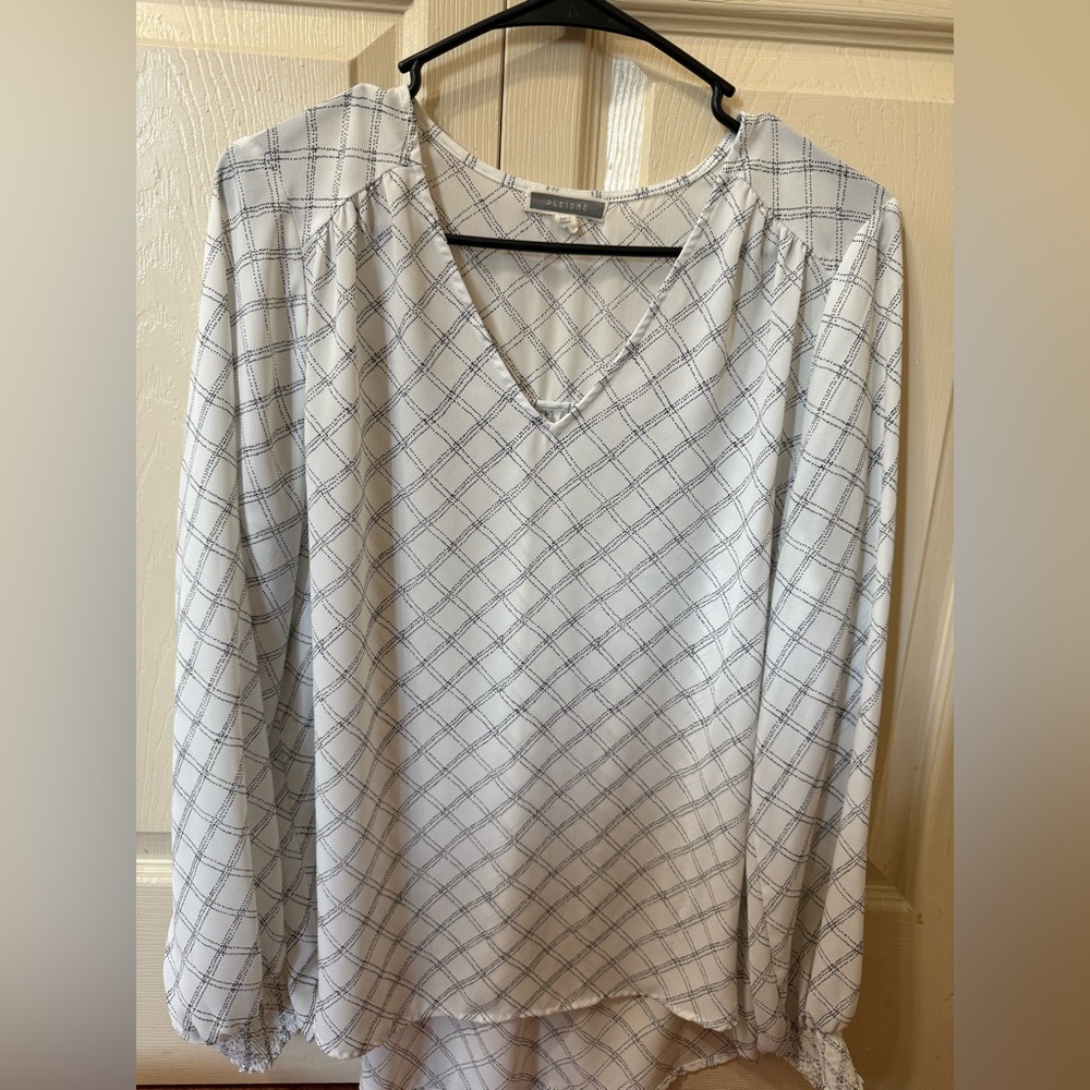 Black and white v neck long sleeve blouse work top. Size medium
